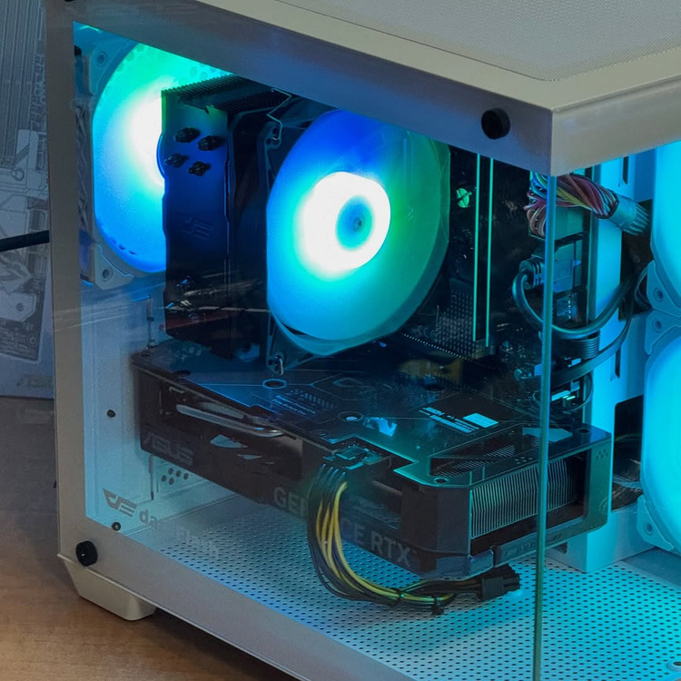 سیستم گیمینگ و استریمینگ STREAMER | گرافیک نسل جدید RTX 5050 و پردازنده Intel Core i5‑13400F | مناسب استریم، تدوین سبک و بازیهای آنلاین | رم 16GB DDR4 3200MHz | حافظه پرسرعت SSD NVMe 500GB به همراه 500GB HDD | پاور Green 530W و کیس گیمینگ AURA GC101M با کولینگ بهینه | ویندوز ۱۱ آماده نصب