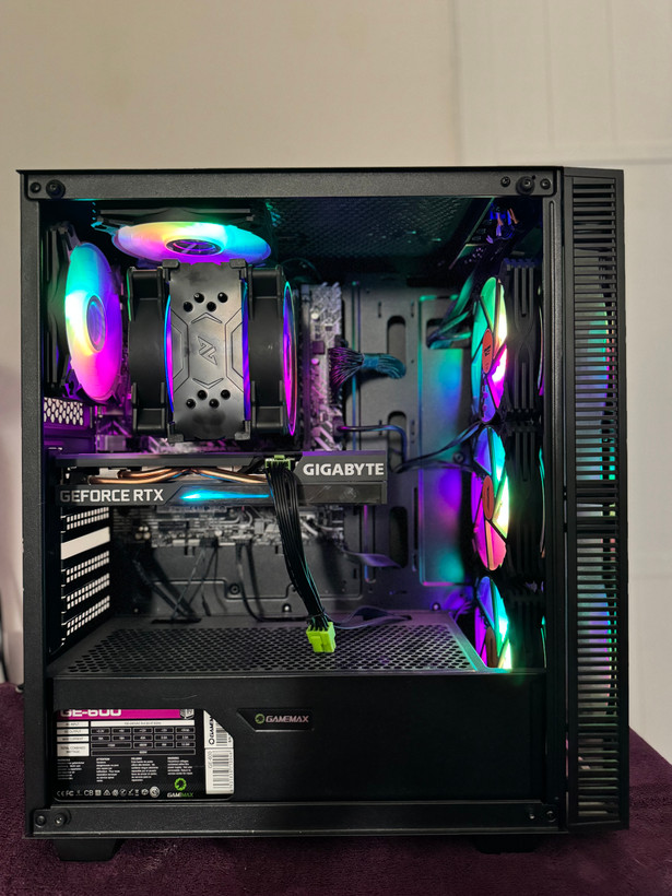 سیستم گیمینگ و توسعه TRIO | پردازنده Intel Core i3‑13100F نسل 13 | گرافیک XFX RX 580 8GB | رم 16GB DDR4 3200MHz دوکاناله | مادربرد ASUS H610 | کیس Talos E2 Elite RGB | حافظه 250GB NVMe SSD + 500GB HDD | کولر UCTECH A700 RGB | مناسب برای بازی و توسعه | آماده نصب ویندوز ۱۱