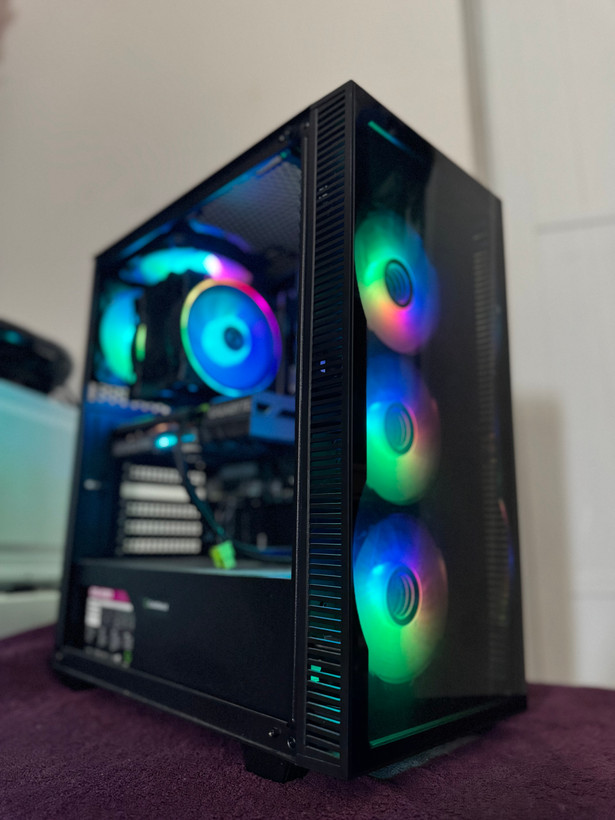 سیستم گیمینگ و توسعه TRIO | پردازنده Intel Core i3‑13100F نسل 13 | گرافیک XFX RX 580 8GB | رم 16GB DDR4 3200MHz دوکاناله | مادربرد ASUS H610 | کیس Talos E2 Elite RGB | حافظه 250GB NVMe SSD + 500GB HDD | کولر UCTECH A700 RGB | مناسب برای بازی و توسعه | آماده نصب ویندوز ۱۱
