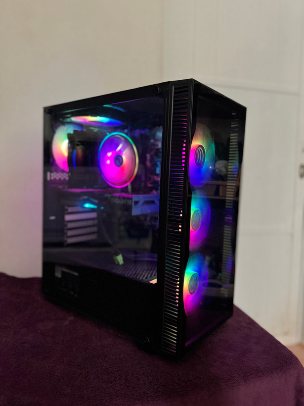 سیستم گیمینگ و توسعه TRIO | پردازنده Intel Core i3‑13100F نسل 13 | گرافیک XFX RX 580 8GB | رم 16GB DDR4 3200MHz دوکاناله | مادربرد ASUS H610 | کیس Talos E2 Elite RGB | حافظه 250GB NVMe SSD + 500GB HDD | کولر UCTECH A700 RGB | مناسب برای بازی و توسعه | آماده نصب ویندوز ۱۱